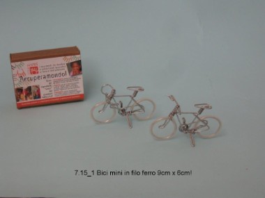 7.15_1 Bici mini in filo ferro 9cm x 6cm